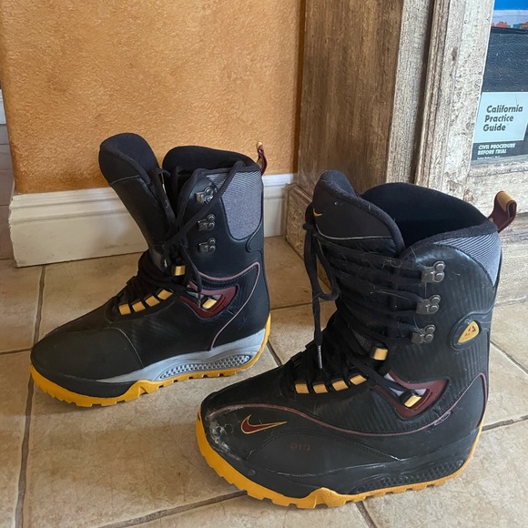 Nike Snowboard Boots - Picture 4 of 8